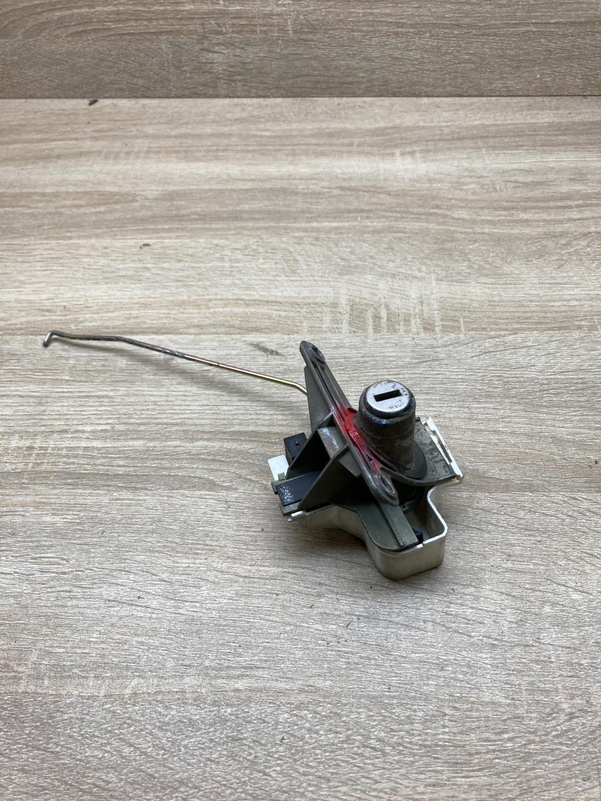 8D9827573A 8D9827573A  Tailgate exterior lock Audi A4 S4 B5 8D
