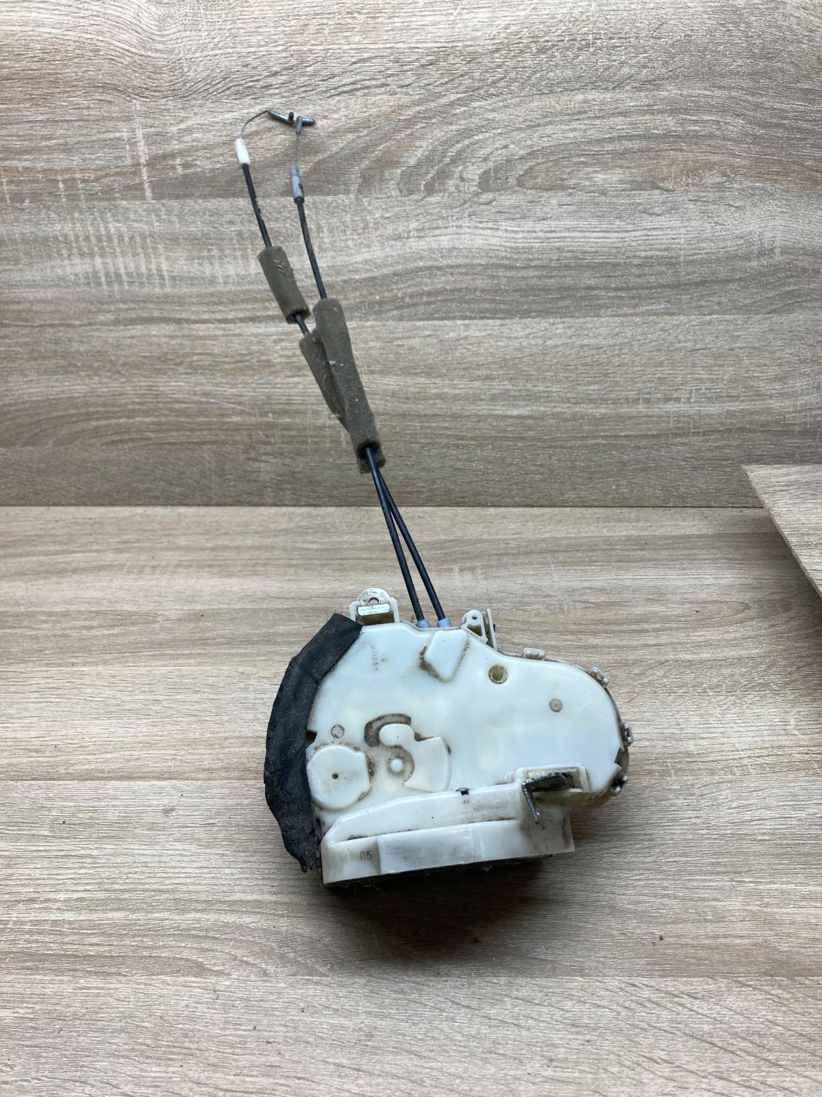 TOYOTA DOOR LOCK   Front door lock Toyota Avensis T220