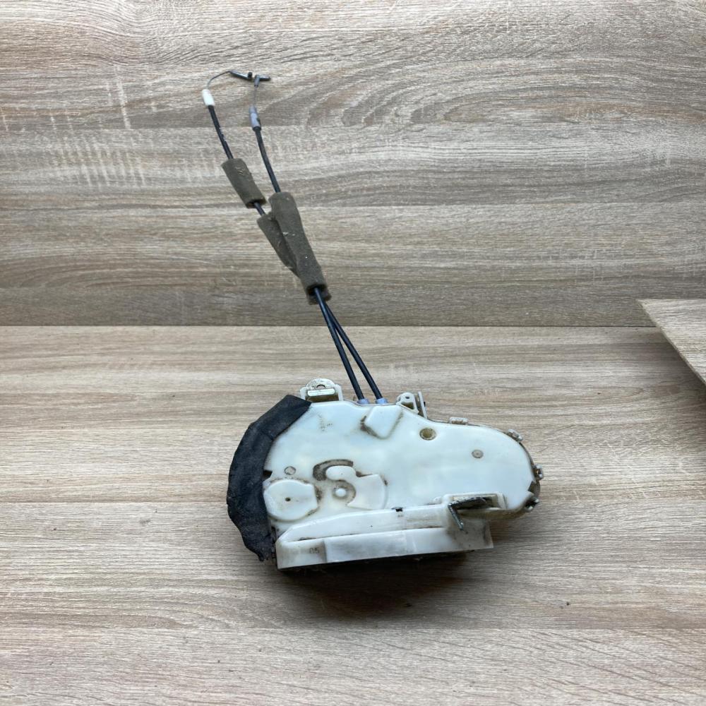 TOYOTA DOOR LOCK   Front door lock Toyota Avensis T220