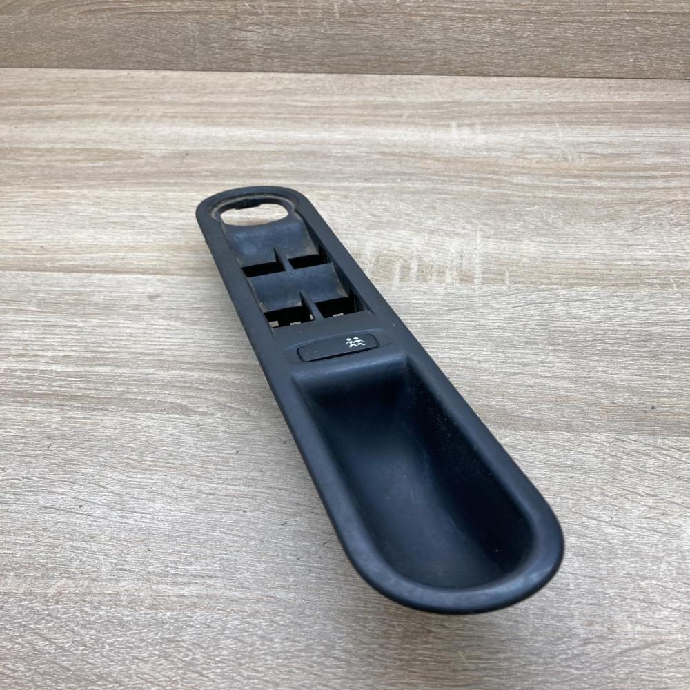 8200250481 0012126  Front door window switch trim Renault Espace IV