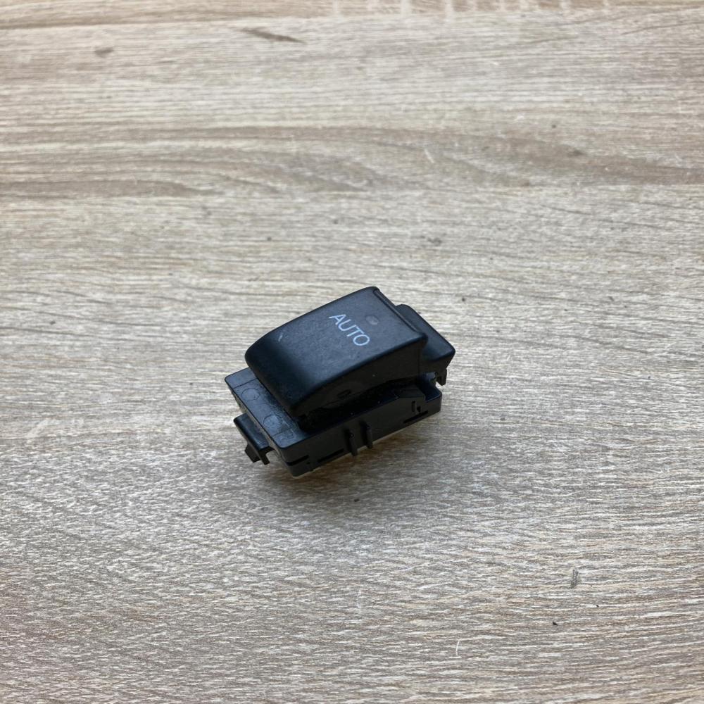 84810 05050 8481005050  Electric window control switch Toyota Avensis T250