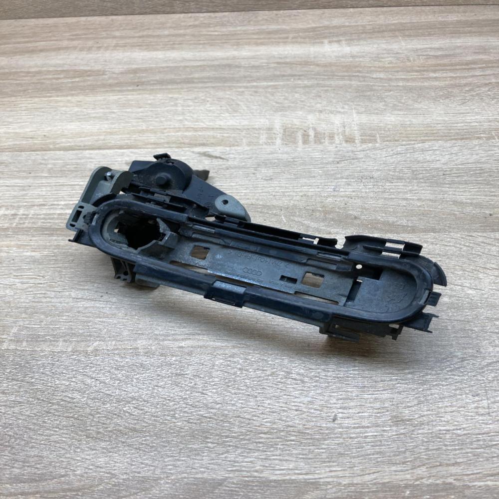 8E1837085A   Front door exterior handle/bracket Audi A3 S3 8P