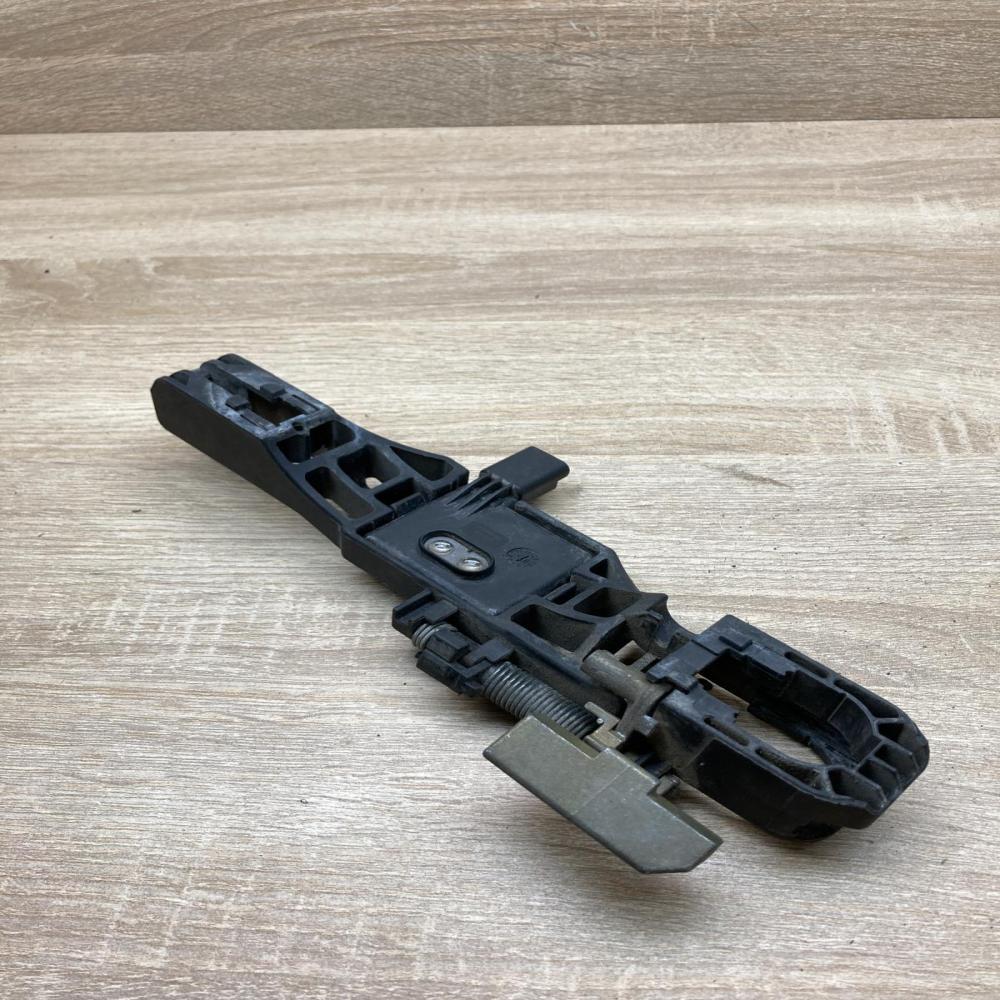 8200008431   Front door exterior handle/bracket Renault Laguna II