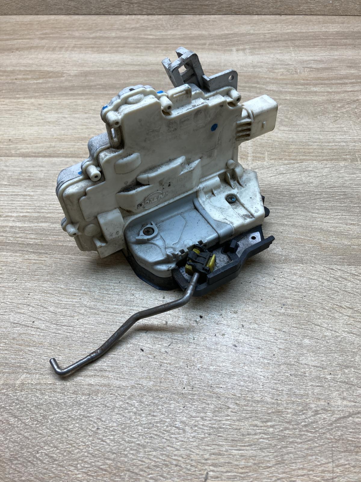 4F0839016   Rear door lock Audi A3 S3 8P
