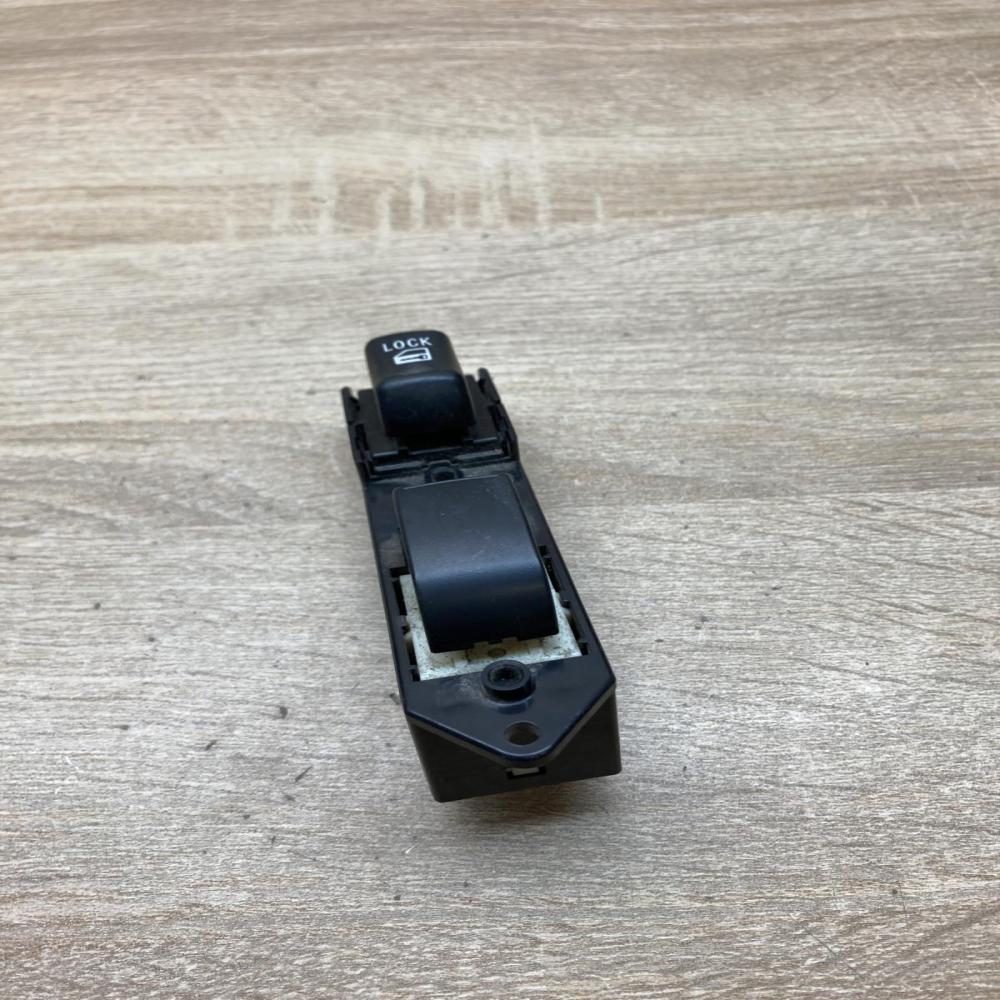 MR587946   Electric window control switch Mitsubishi Outlander