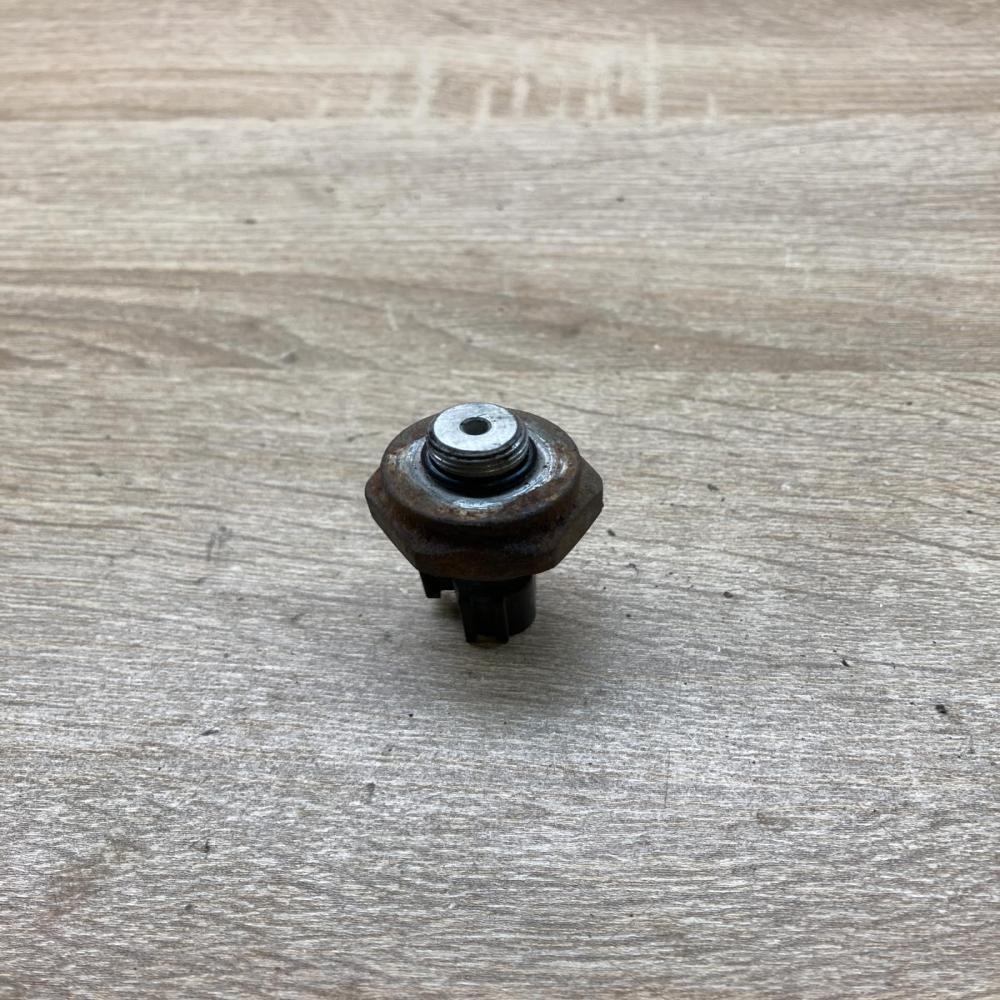 2CP12 F6R05  Oil pressure sensor Nissan X-Trail T30