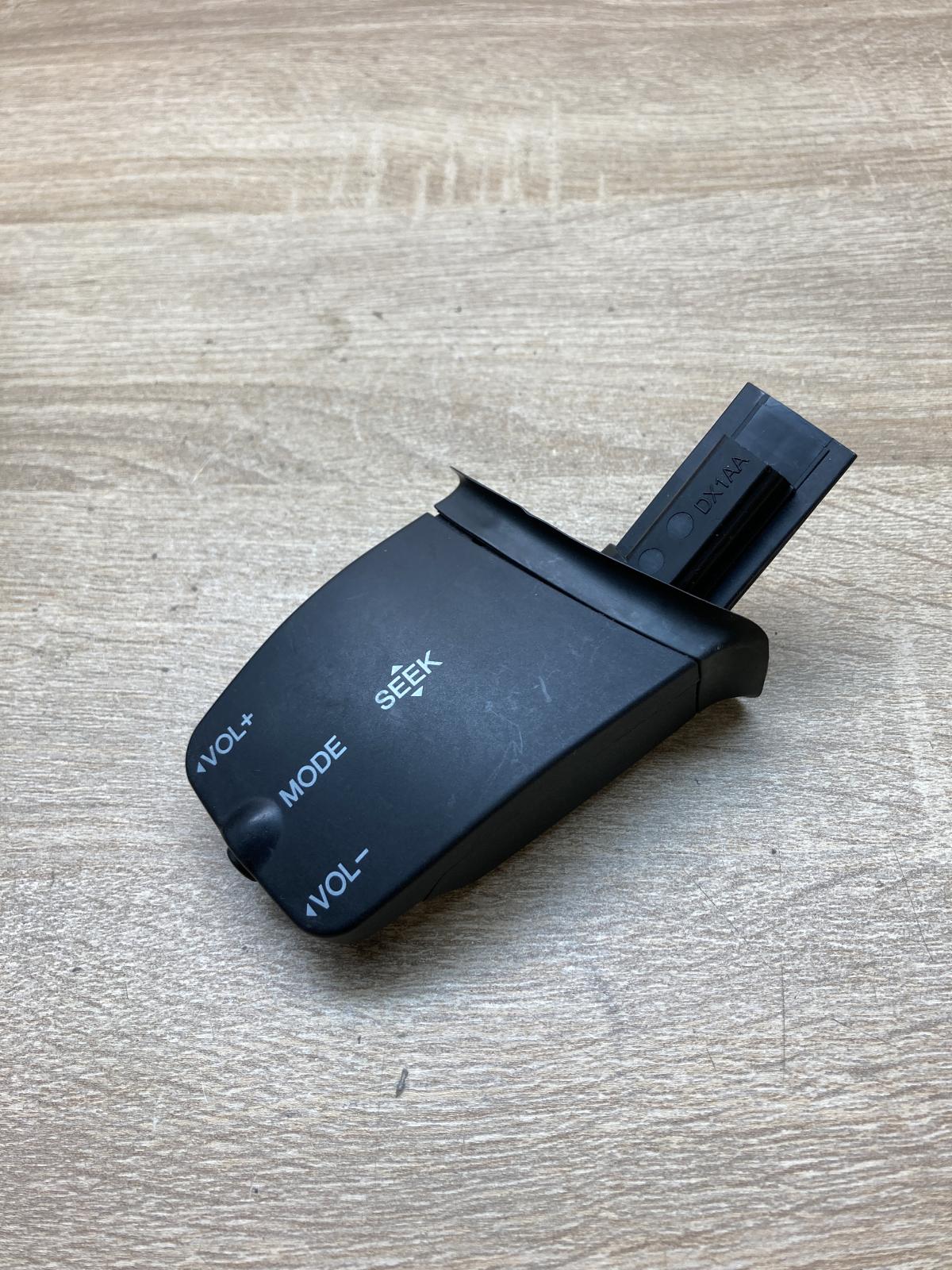 758709   Steering wheel buttons/switches Ford Focus