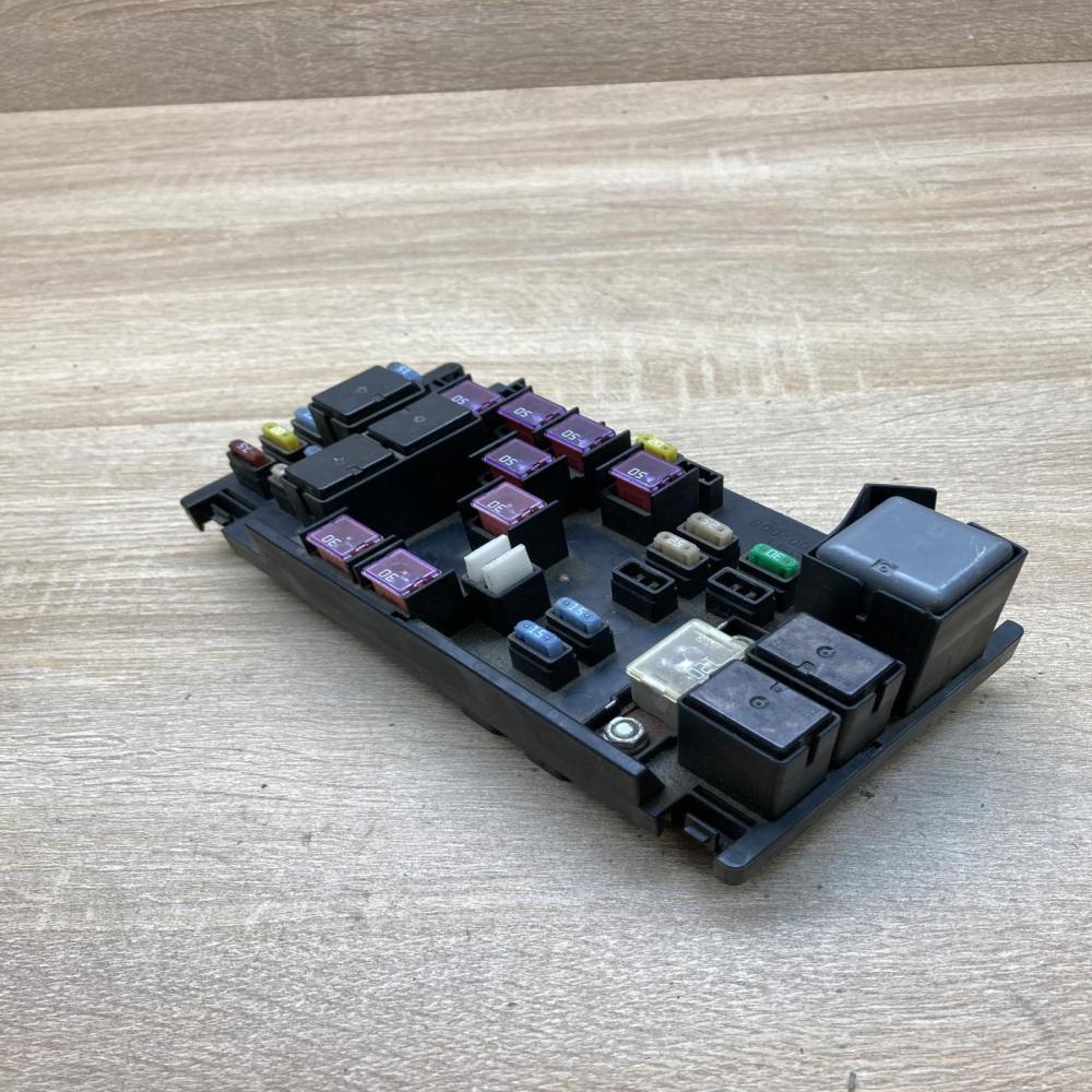 82231XA00A MB100200B  Fuse module Subaru Tribeca