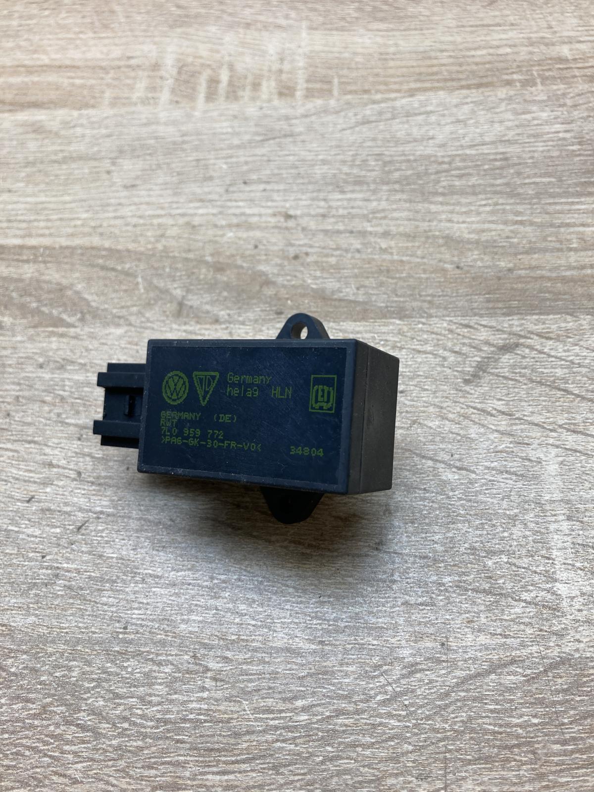 7L0959772   Seat heating relay Volkswagen Touareg I