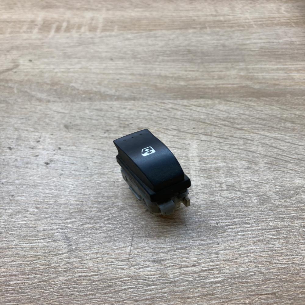 28082   Electric window control switch Renault Megane I