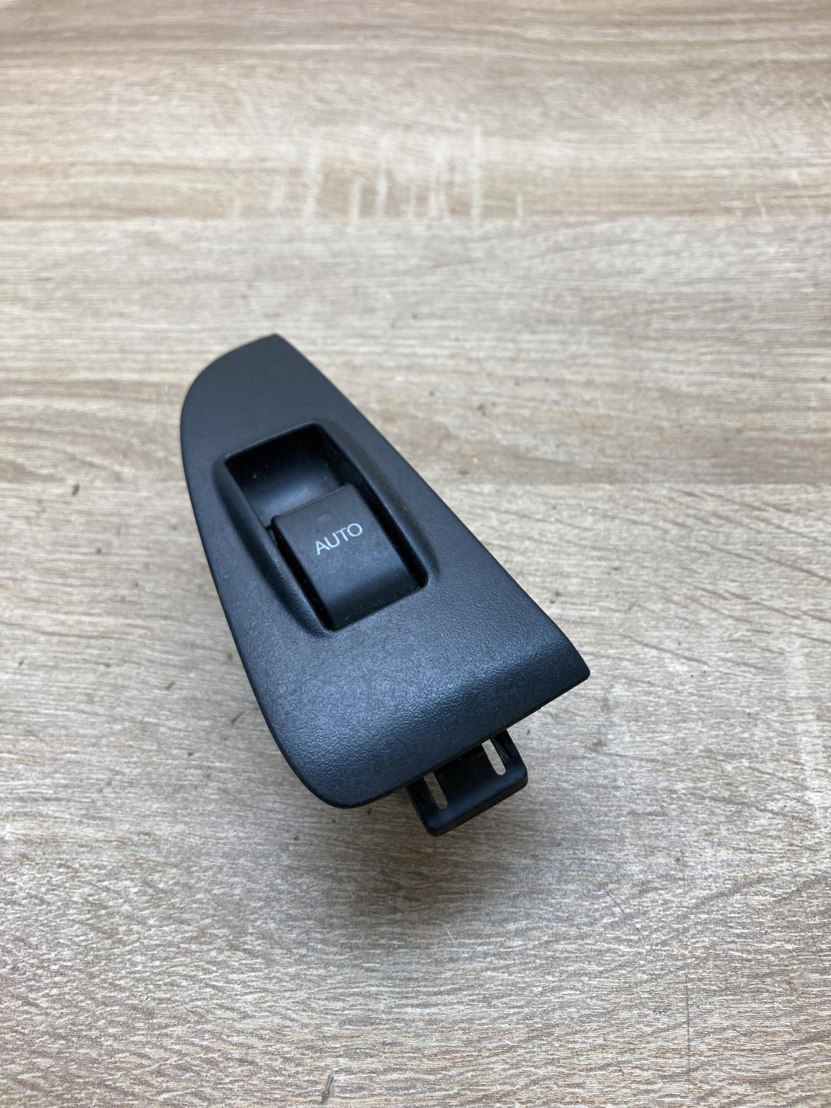 74271 05020 7427105020  Electric window control switch Toyota Avensis T250