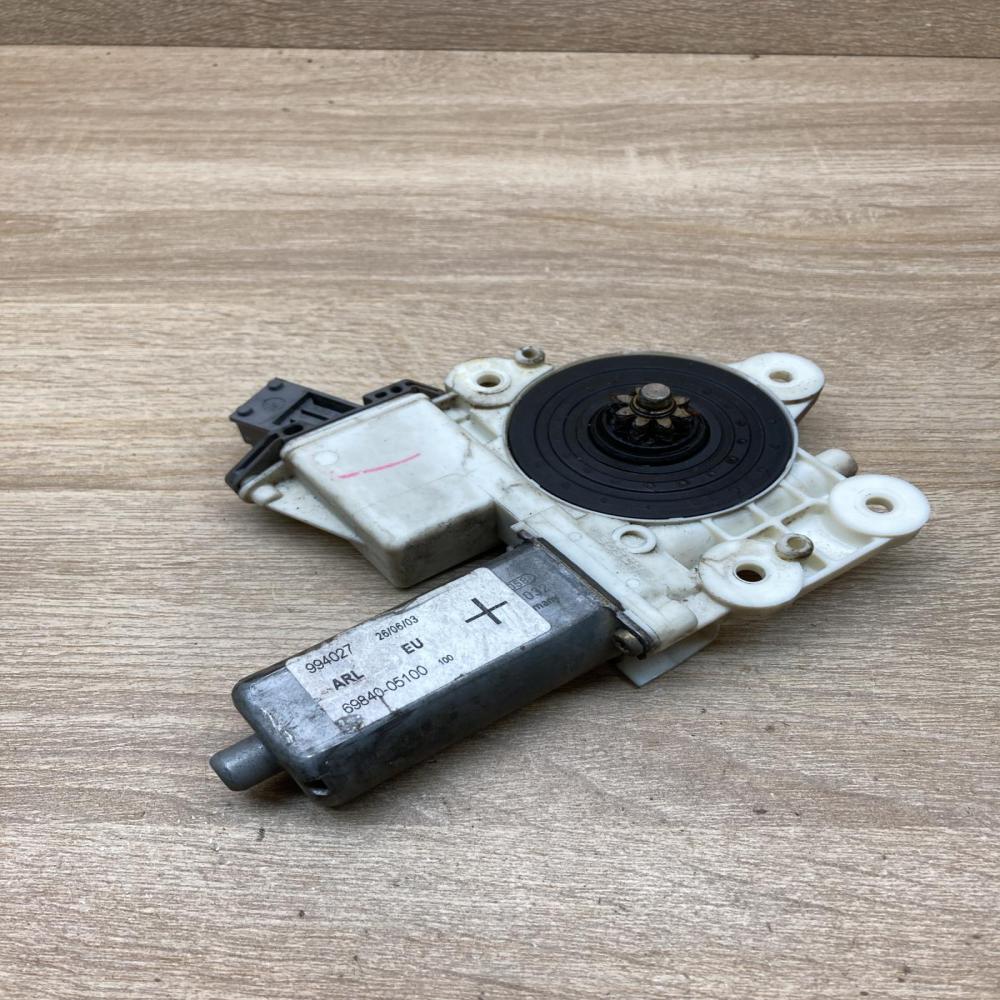 69840 05100 6984005100  Rear door window regulator motor Toyota Avensis T250