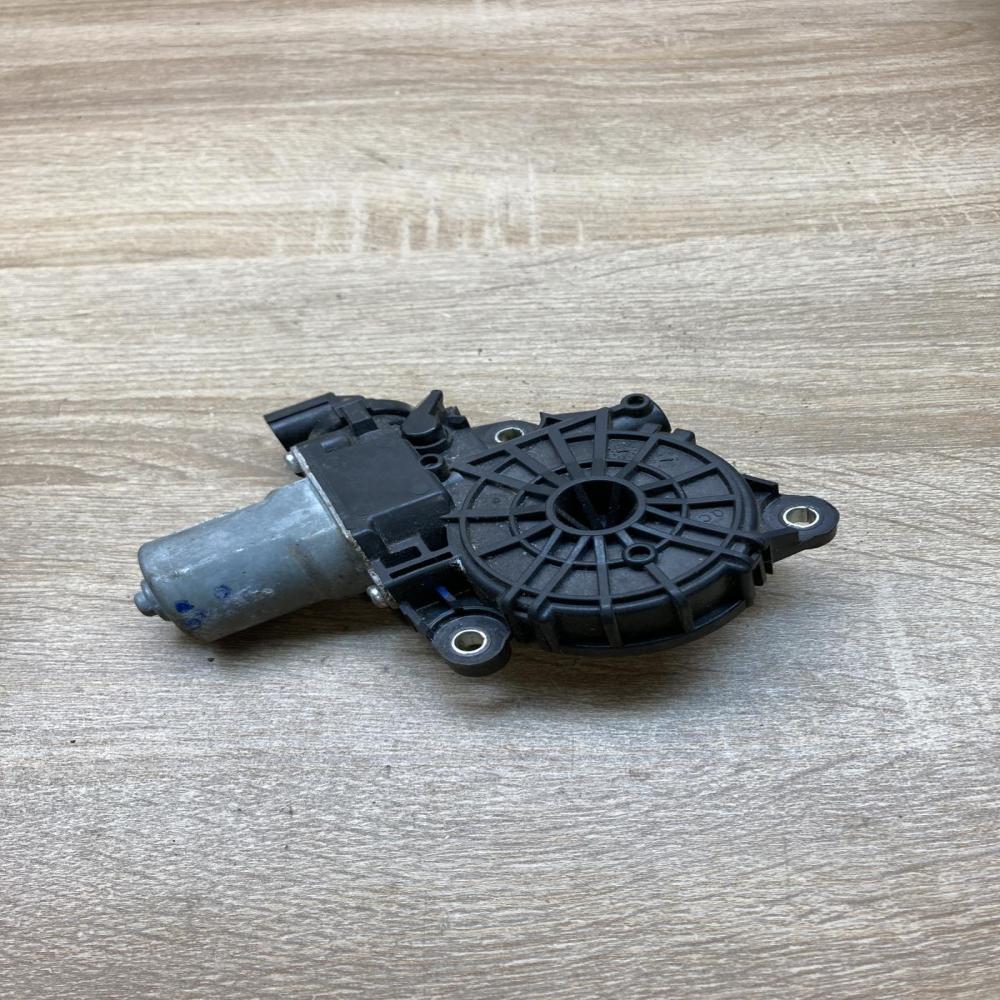 WR19 020 61109  Front door window regulator motor Honda Civic IX