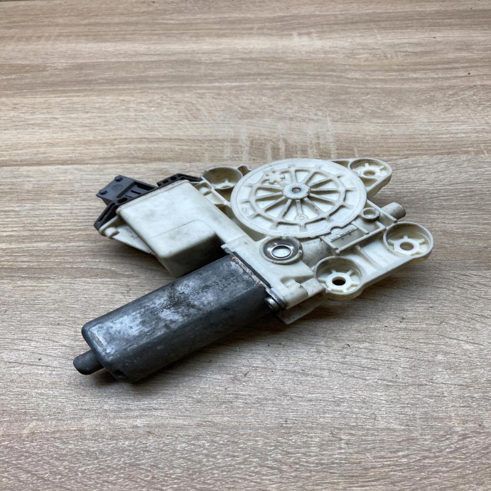 0130822031 999060 102  Front door window regulator motor Toyota Corolla E120 E13