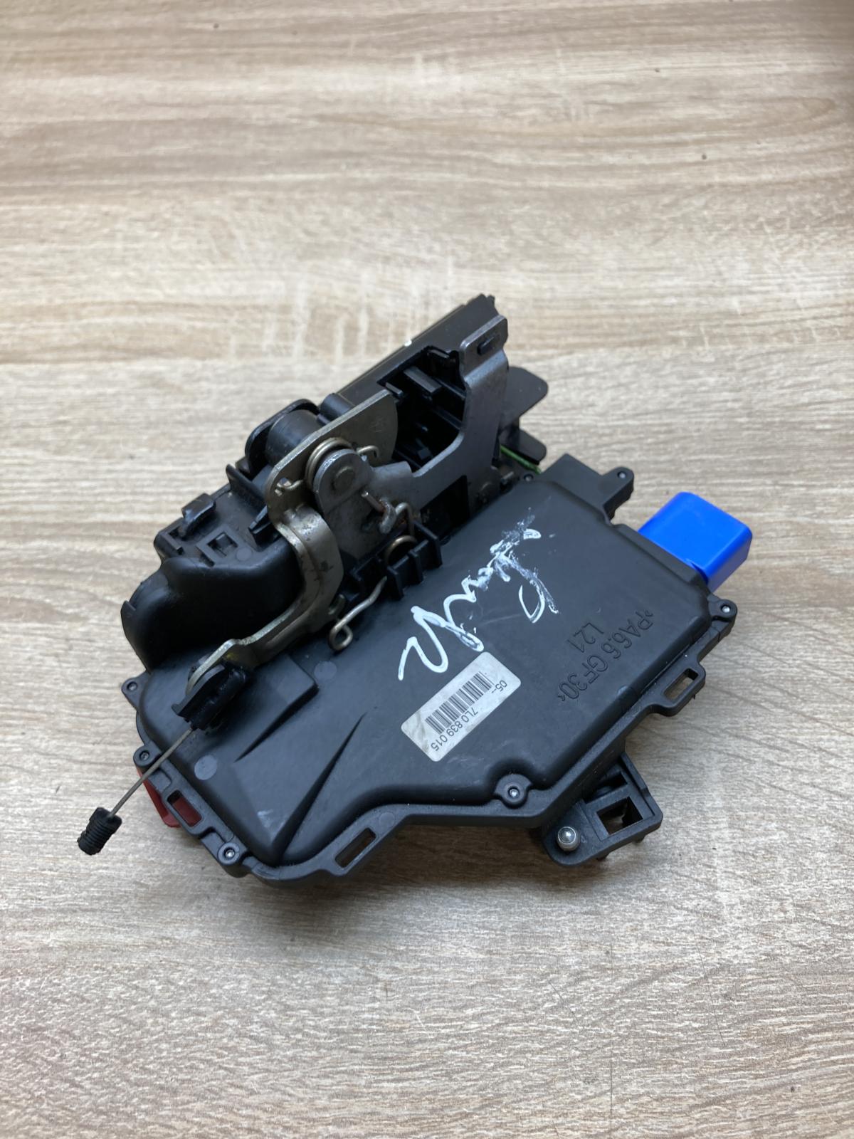 7L0839015   Rear door lock Volkswagen Touran I