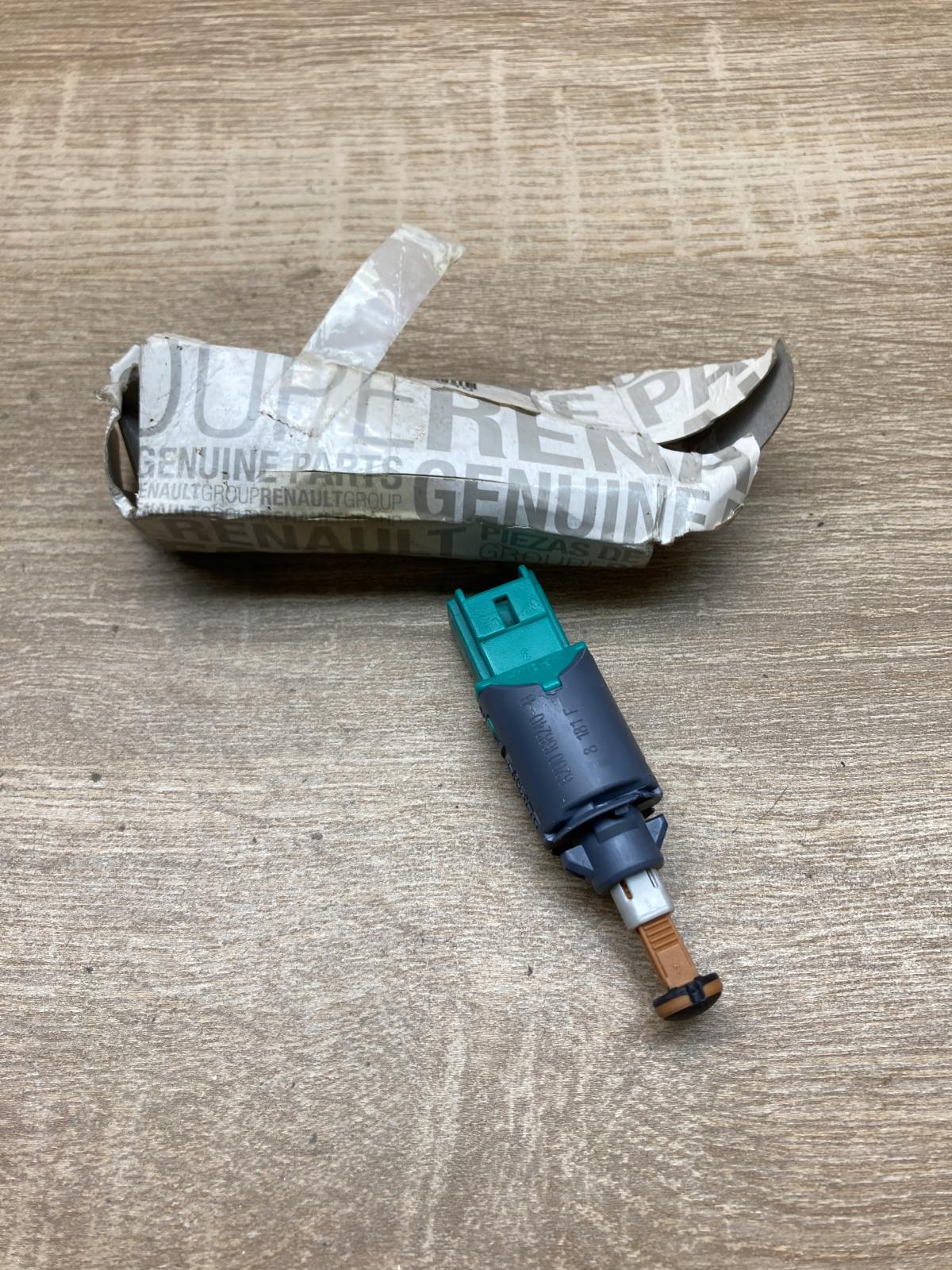 8200168240 8200168240B  Clutch pedal sensor Renault Megane II