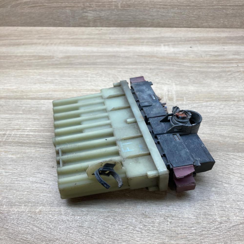 09131732   Heater blower motor/fan resistor Opel Astra G