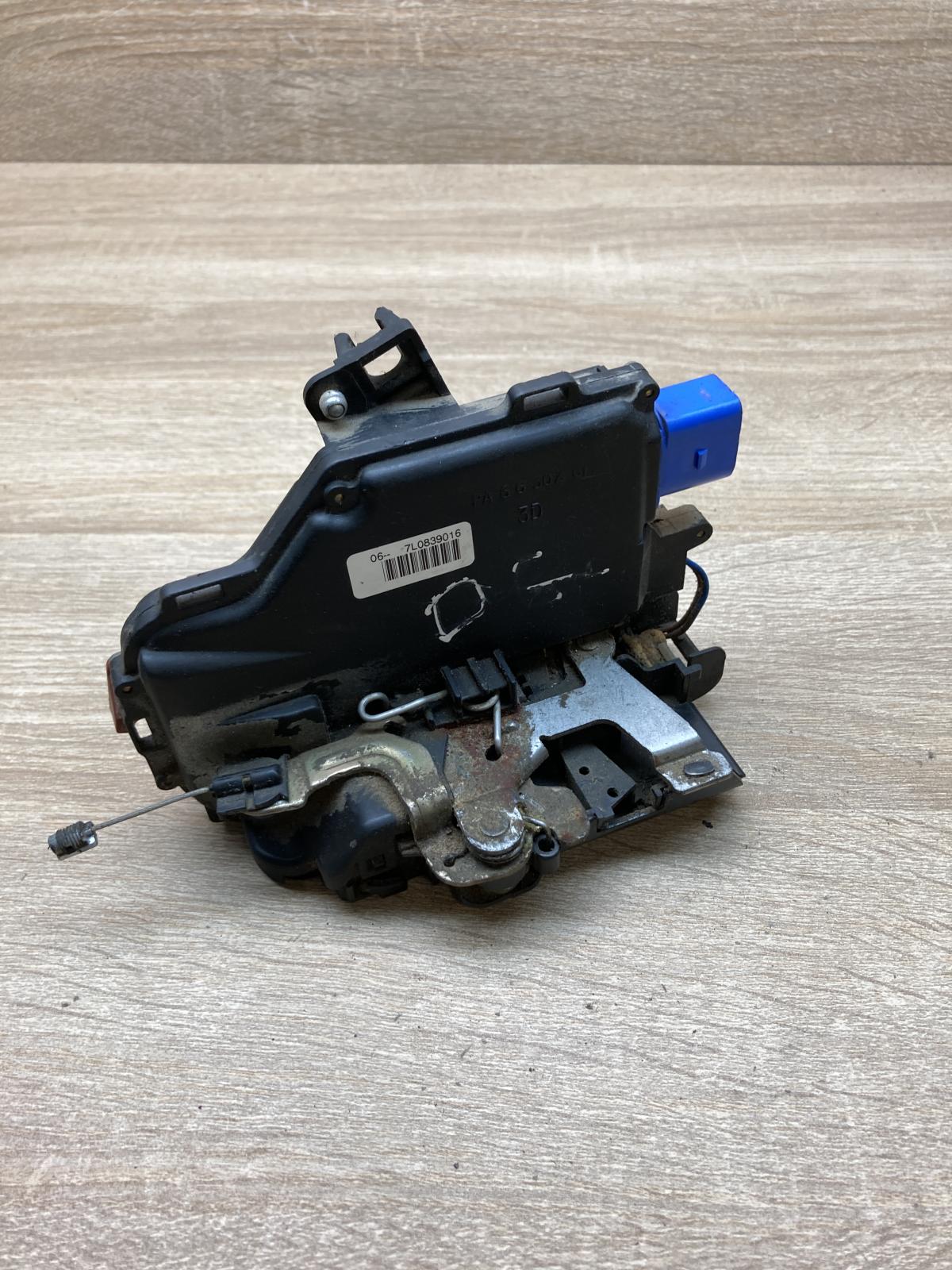 7L0839016   Rear door lock Volkswagen Touran I