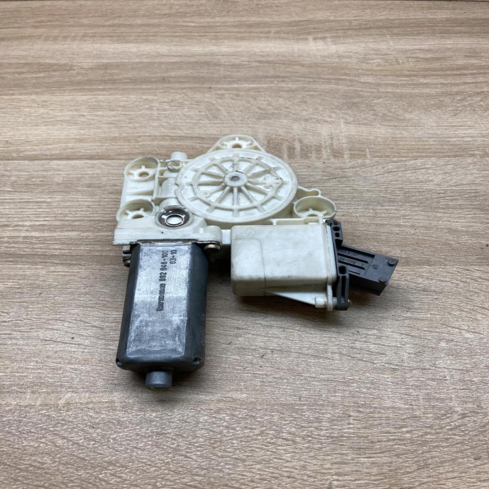 0130822032 999060 101  Rear door window regulator motor Toyota Avensis T250