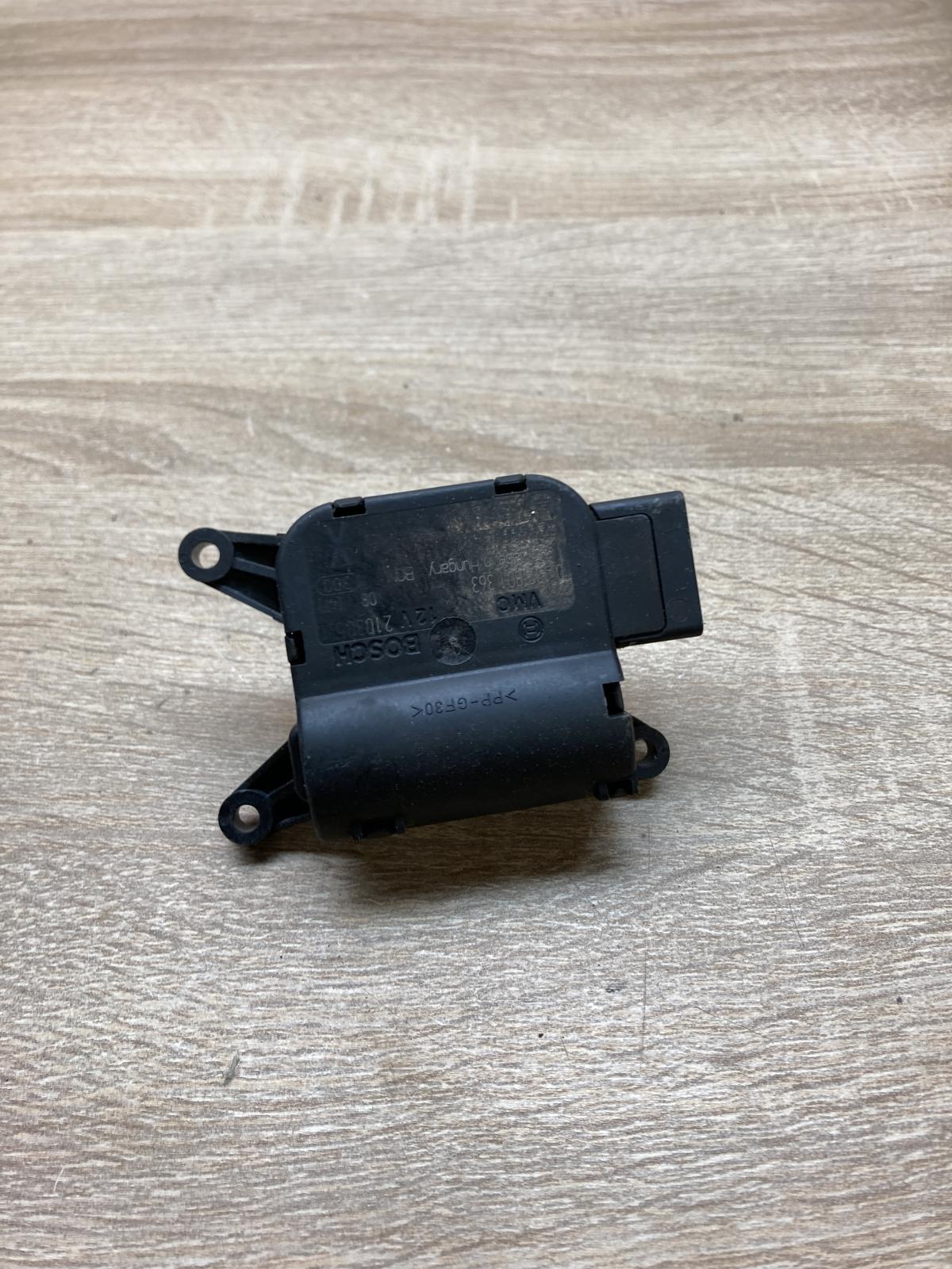 0132801363   Air flap motor/actuator Volkswagen PASSAT B6