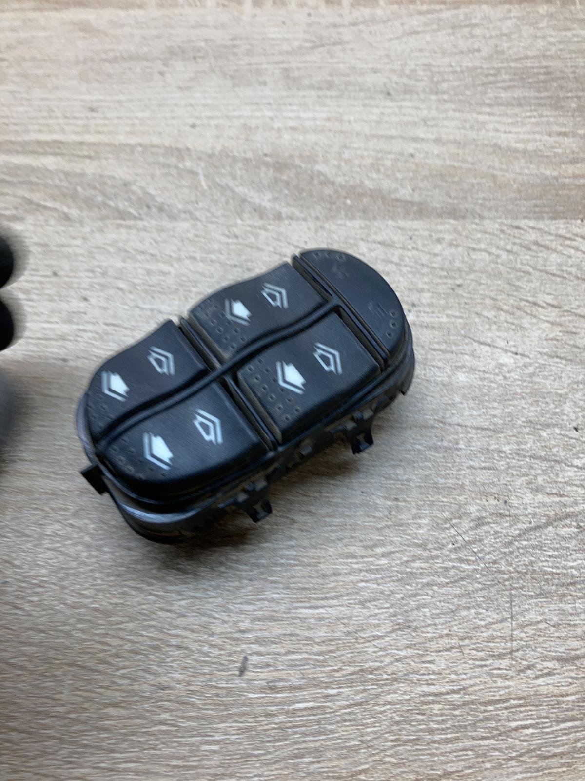 98AB 14A132 DE 98AB14A132DE  Electric window control switch Ford Focus