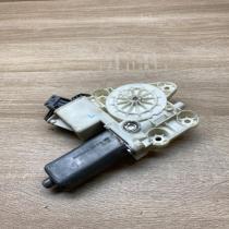 999060 102 69820 05050  Front door window regulator motor Toyota Avensis T250