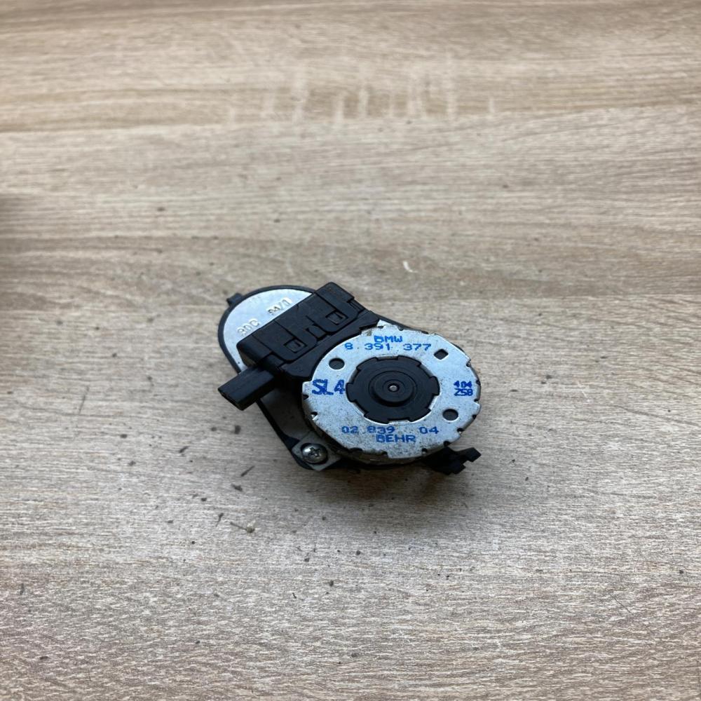 8391377   Air flap motor/actuator BMW 7 E38