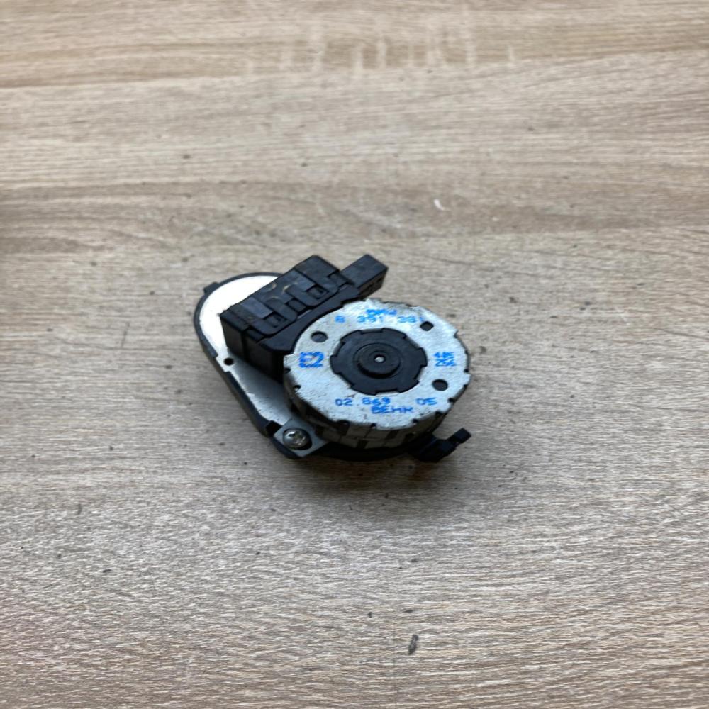 8391381   Air flap motor/actuator BMW 7 E38