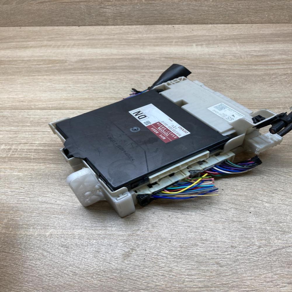89221 0D870 MB238100 8010  Fuse module Toyota Yaris