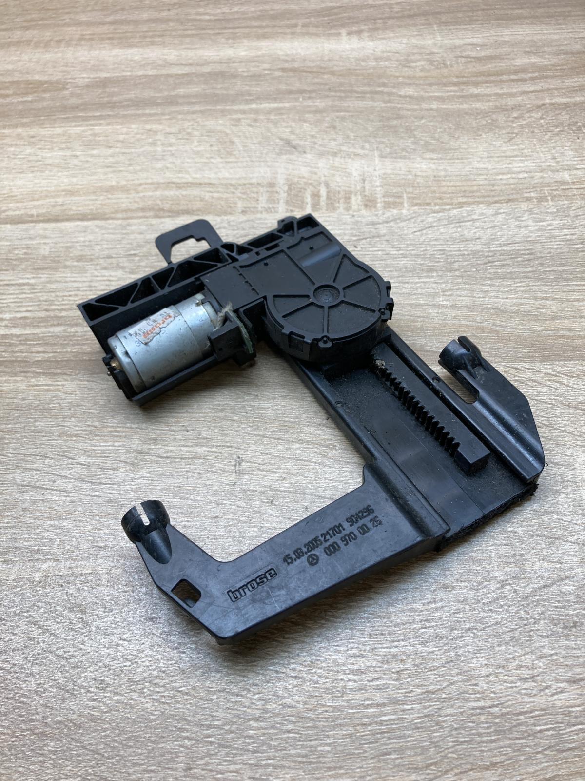 0009700025   Seat adjustment motor Mercedes-Benz CLS C218 X218