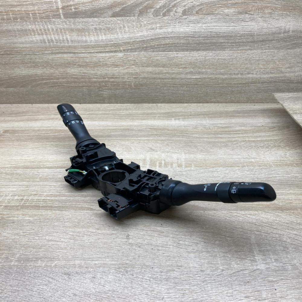 0D310 17F939   Wiper turn signal indicator stalk/switch Toyota Yaris