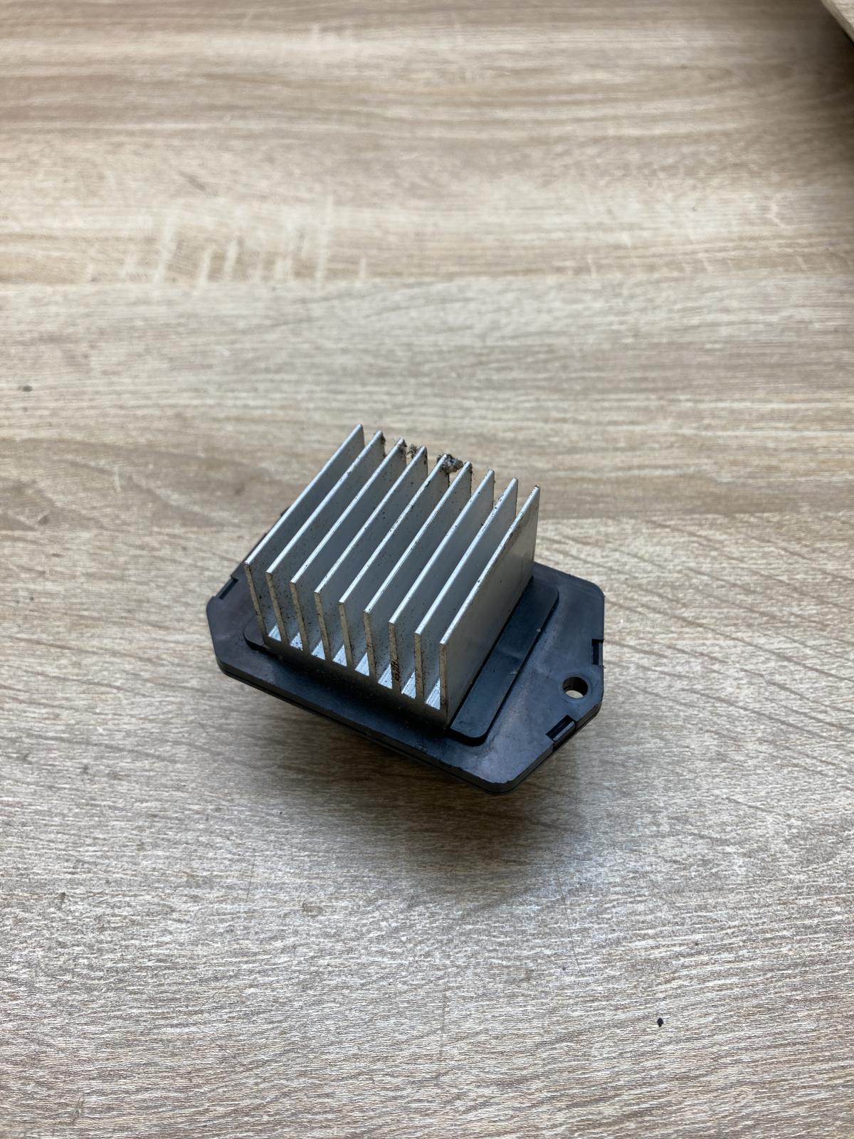 G7U019   Heater blower motor/fan resistor Honda Jazz