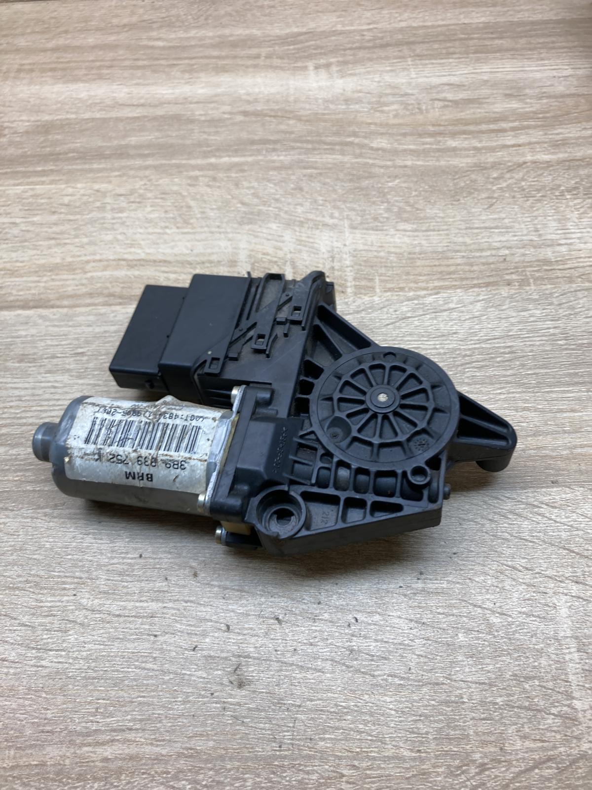 3B9839752K 9776101438 200  Rear door lock Volkswagen PASSAT B5
