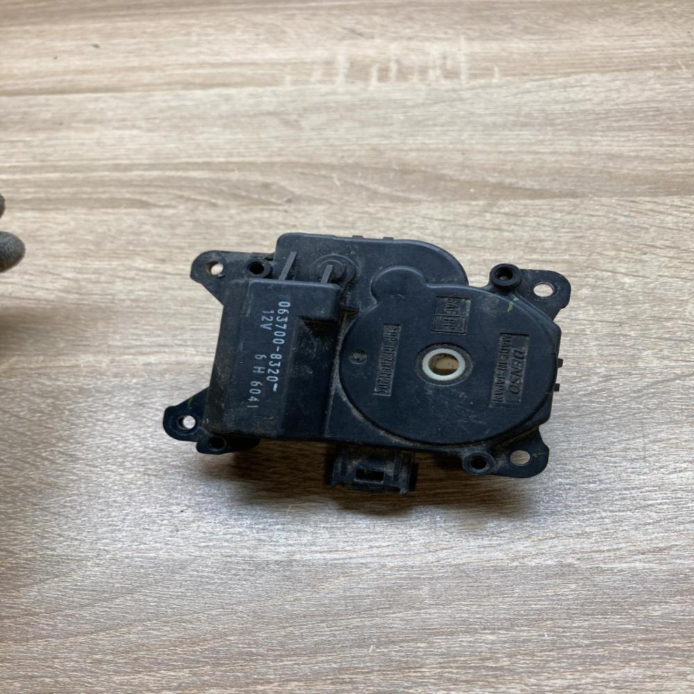 063700 8320   Air flap motor/actuator Toyota RAV 4 (XA20)