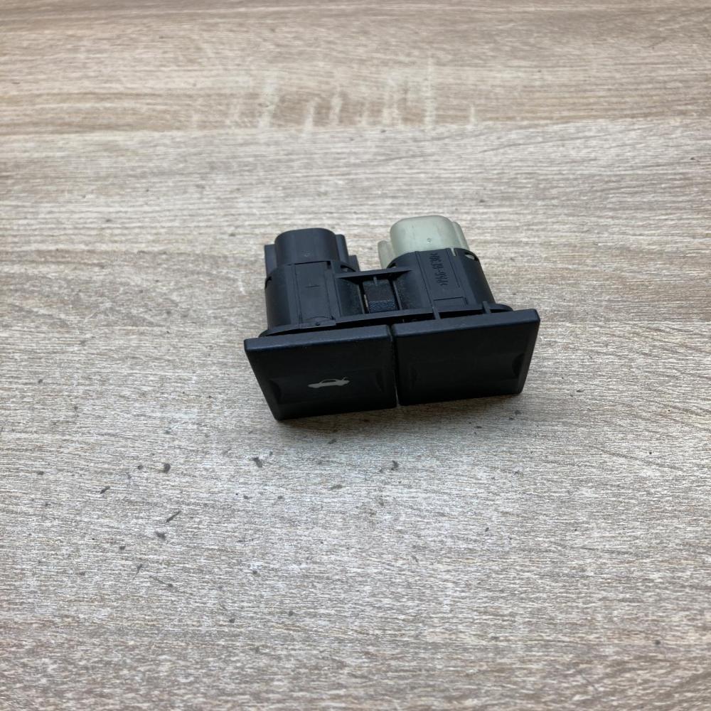 1S7T 19B514 AA 1S7T19B514AA  Tailgate opening switch Ford Mondeo Mk III