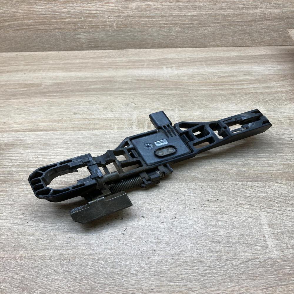 8200008430   Front door exterior handle/bracket Renault Laguna II