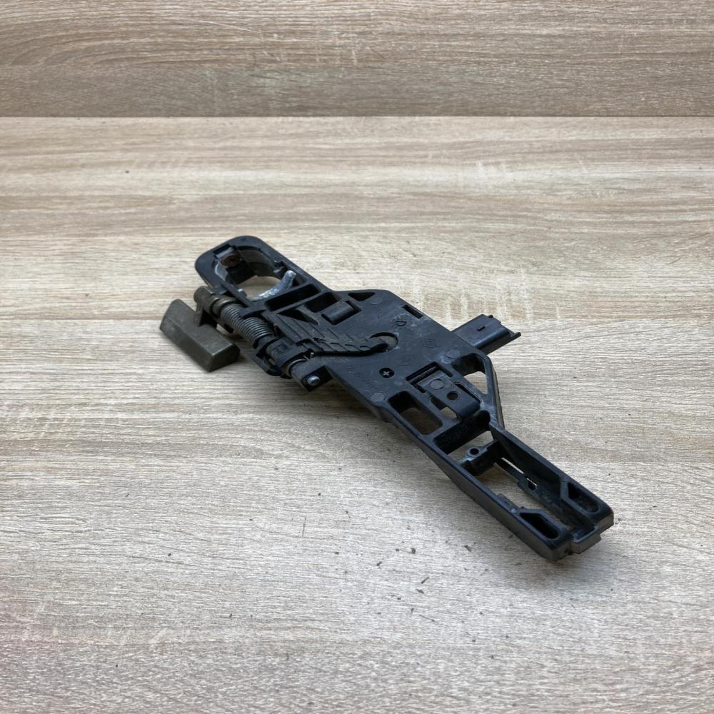 8200008431   Front door exterior handle/bracket Renault Laguna II