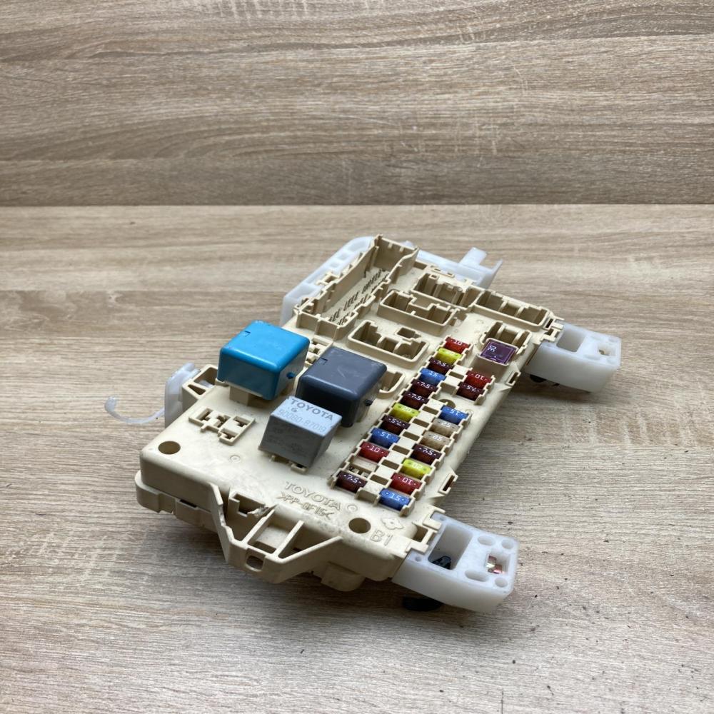 89221 0F010 892210F010  Fuse module Toyota Corolla Verso AR10