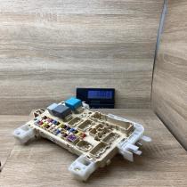 89221 0F010 892210F010  Fuse module Toyota Corolla Verso AR10