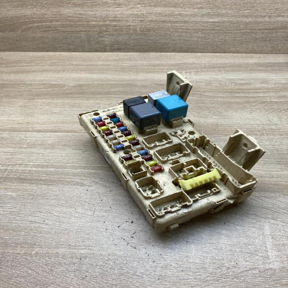 82641 05020 A 8264105020A  Fuse module Toyota Avensis T250