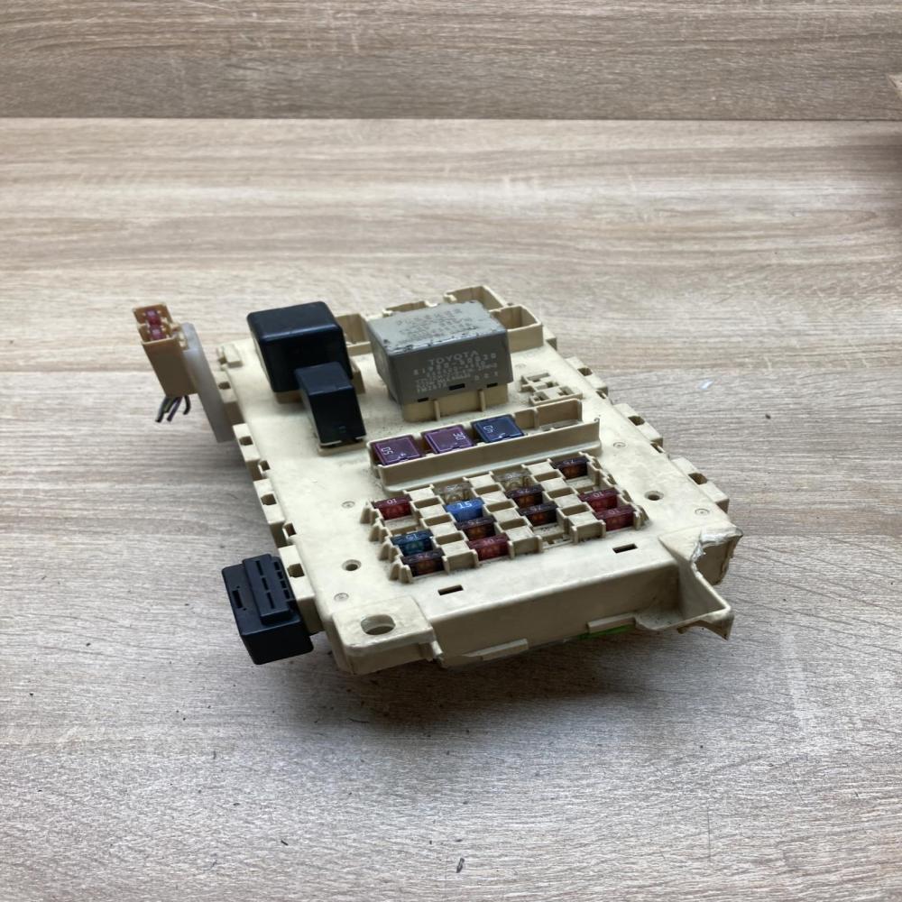 TOYOTA Fuse module 81980 50030  Fuse module Toyota RAV 4 (XA20)