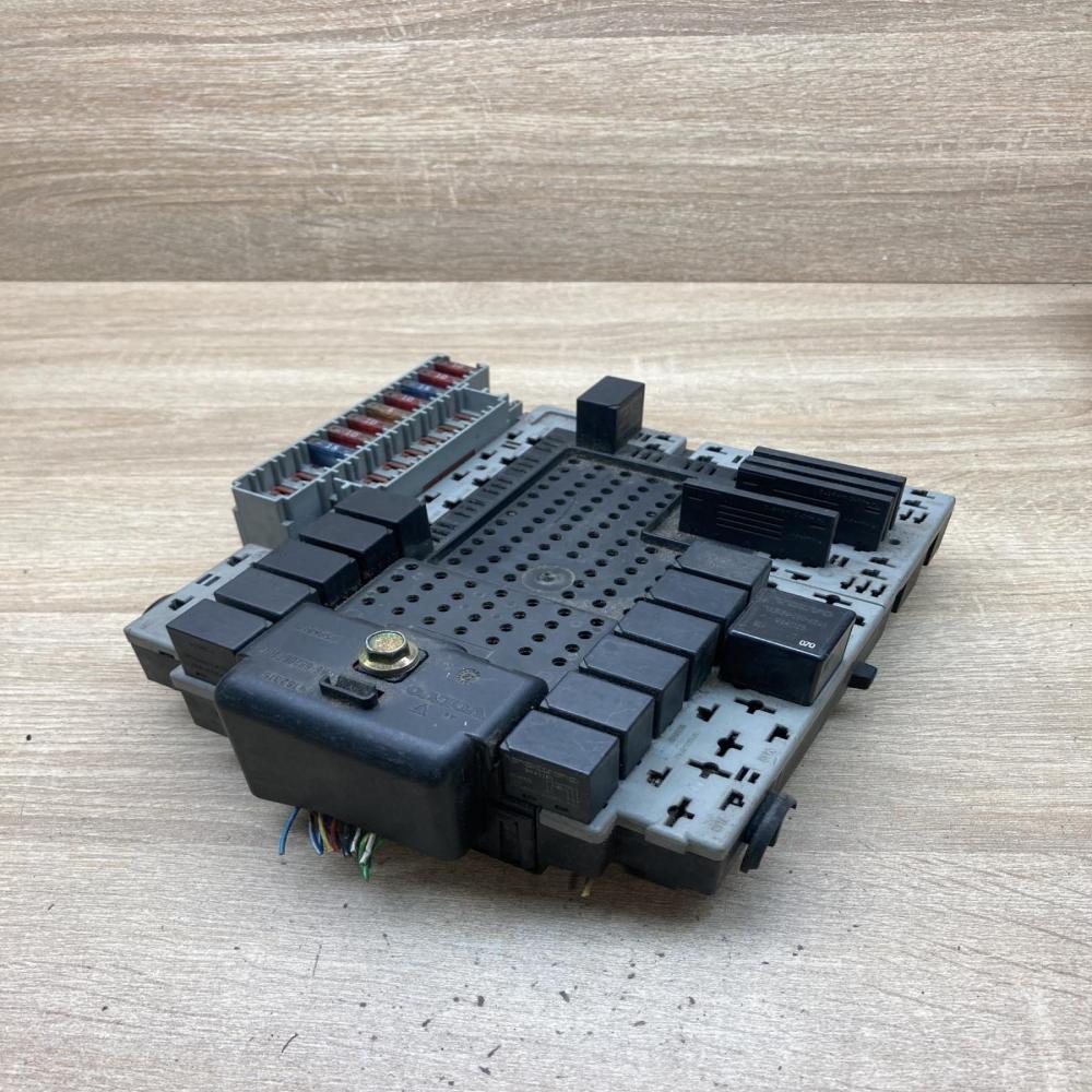 9452773   Fuse module Volvo S70  V70  V70 XC