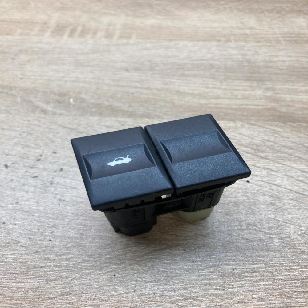 1S7T 19B514 AA 1S7T19B514AA  Tailgate opening switch Ford Mondeo Mk III
