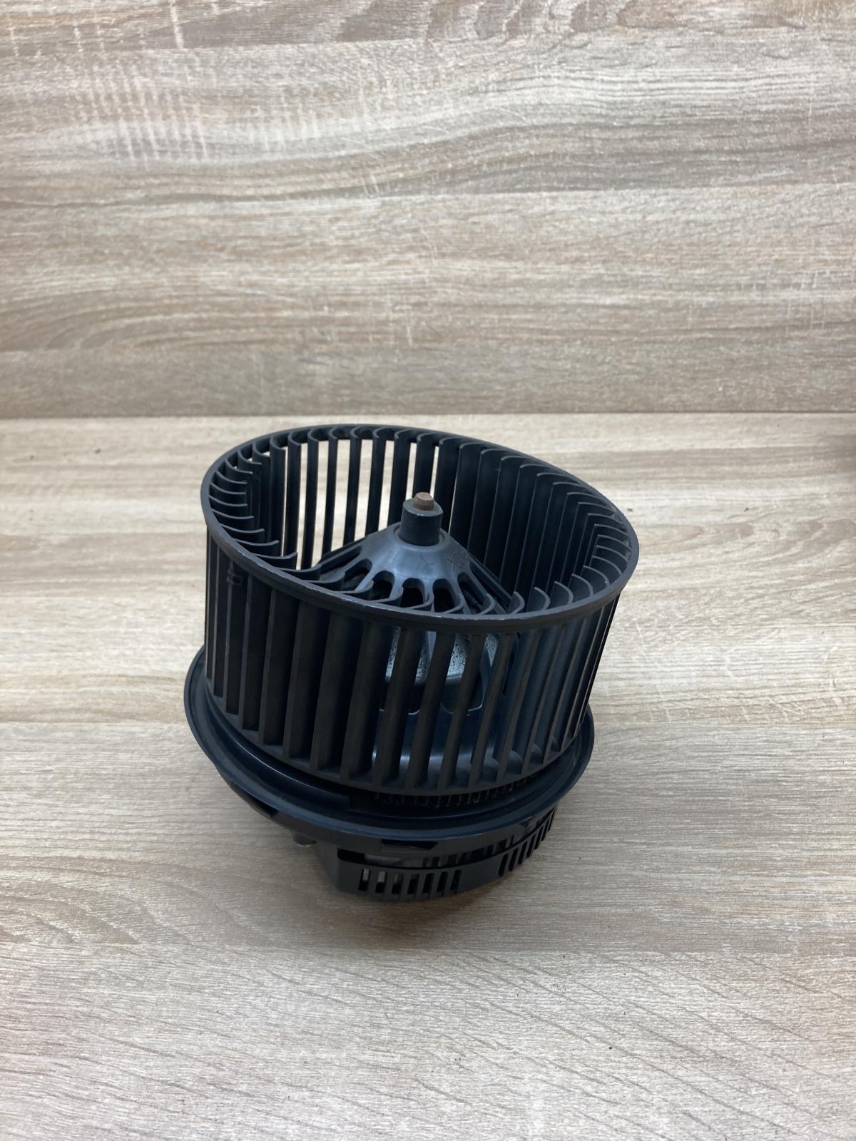 3M5H 18456 CC 502725 2451  Heater fan/blower Ford Focus