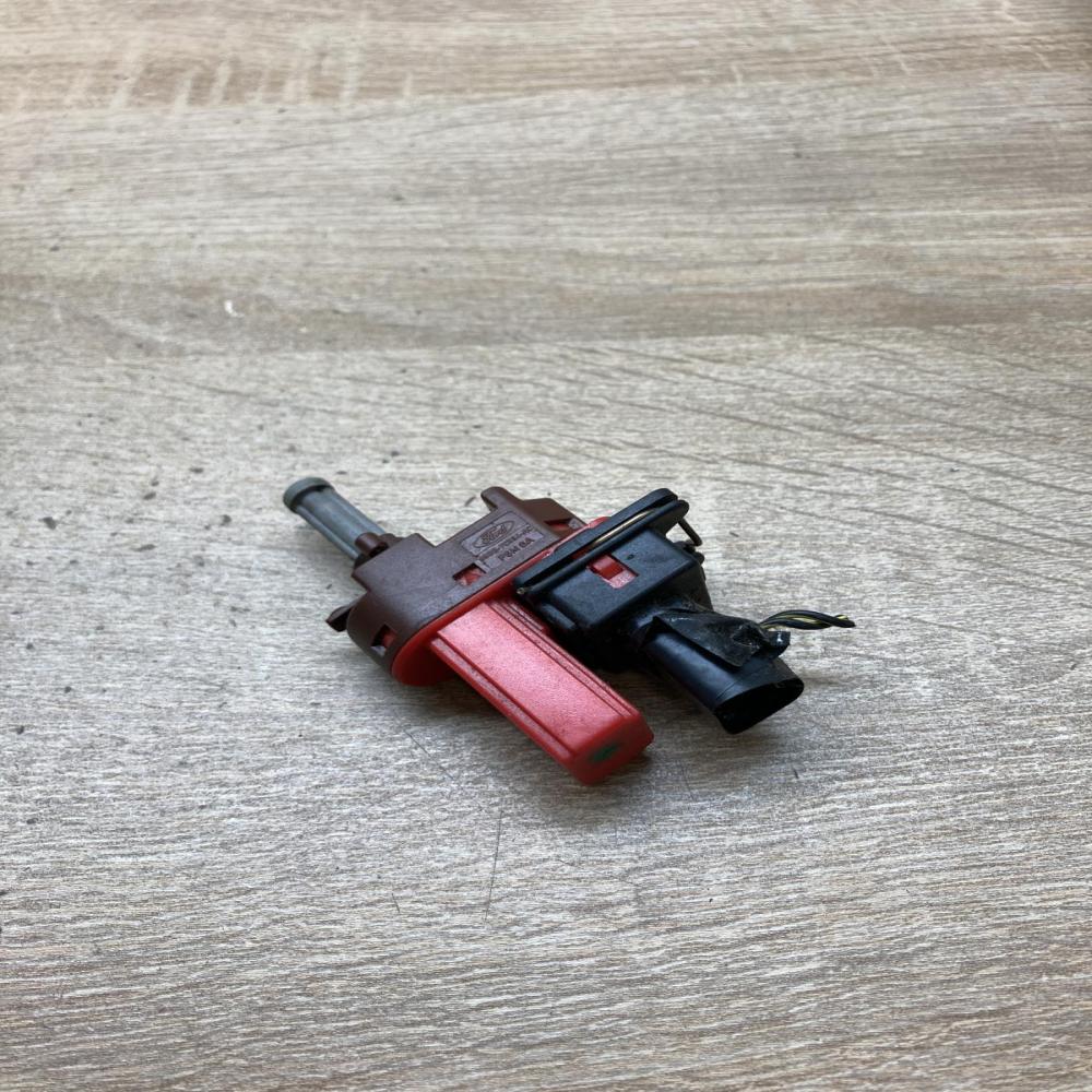 95BB 7C534 AC 95BB7C534AC  Brake pedal sensor switch Ford Mondeo Mk III