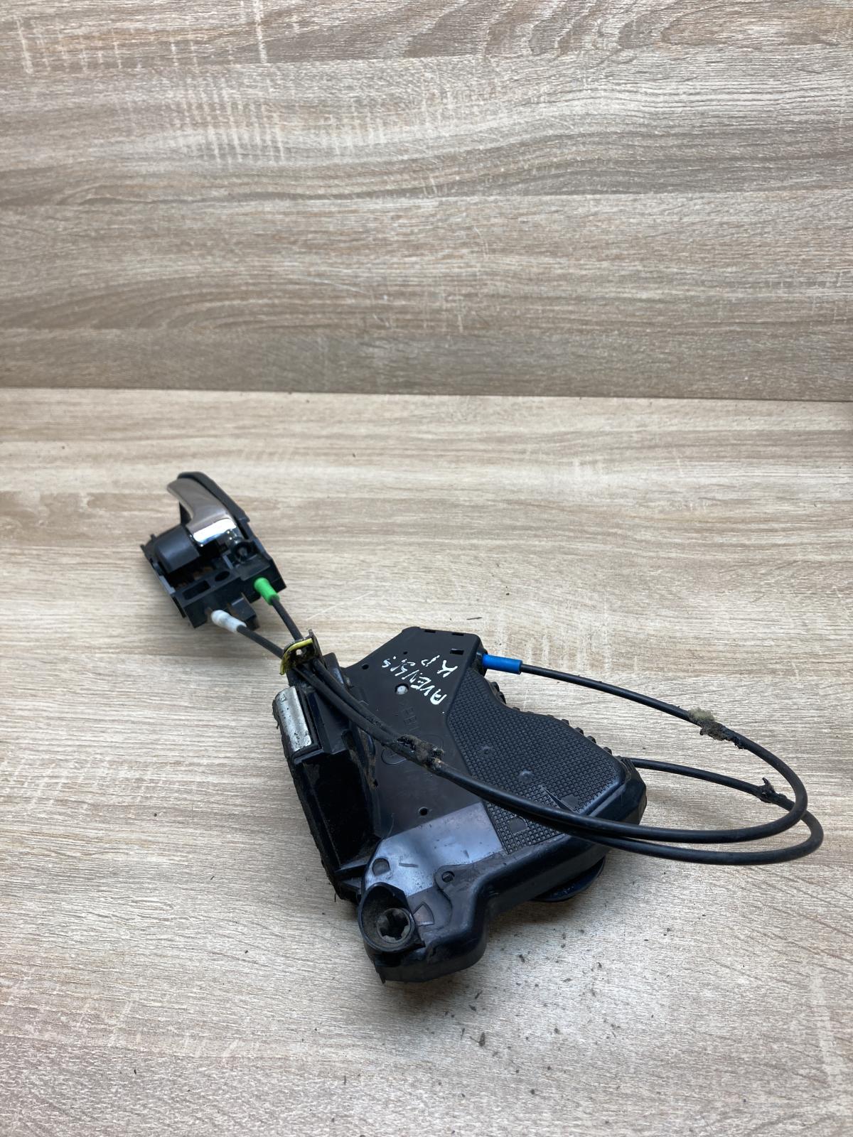 50594A1   Front door lock Toyota Avensis T250