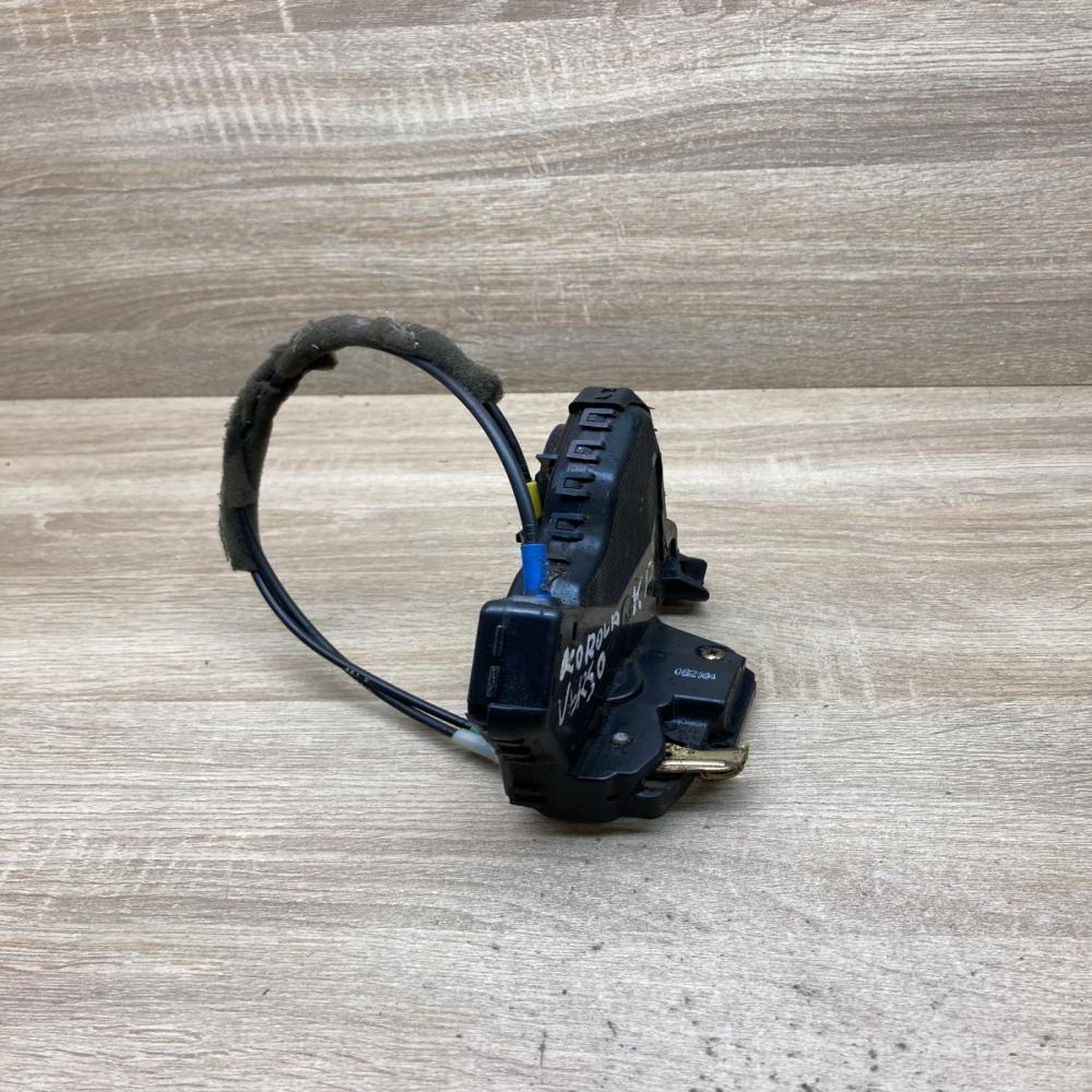 TOYOTA DOOR LOCK   Front door lock Toyota Corolla Verso E121