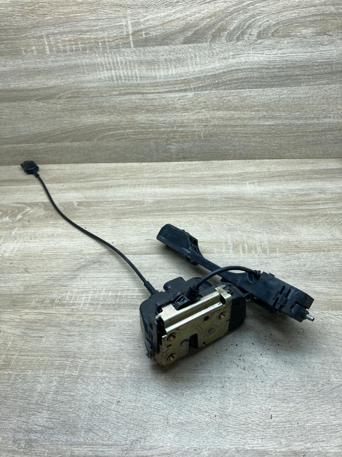 250120 80611 AV600  Rear door lock Nissan Primera