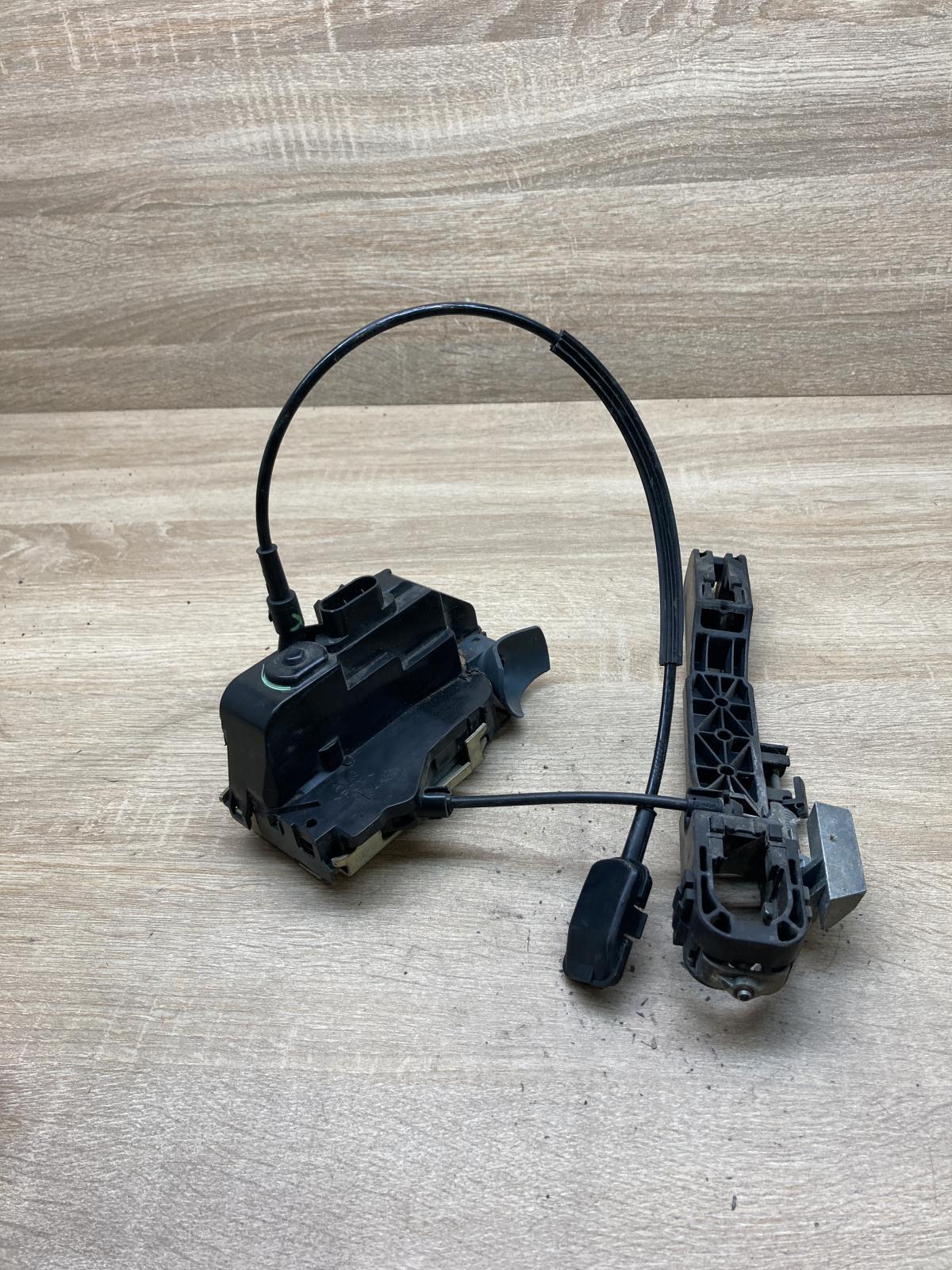 80611 AV600   Front door lock Nissan Primera