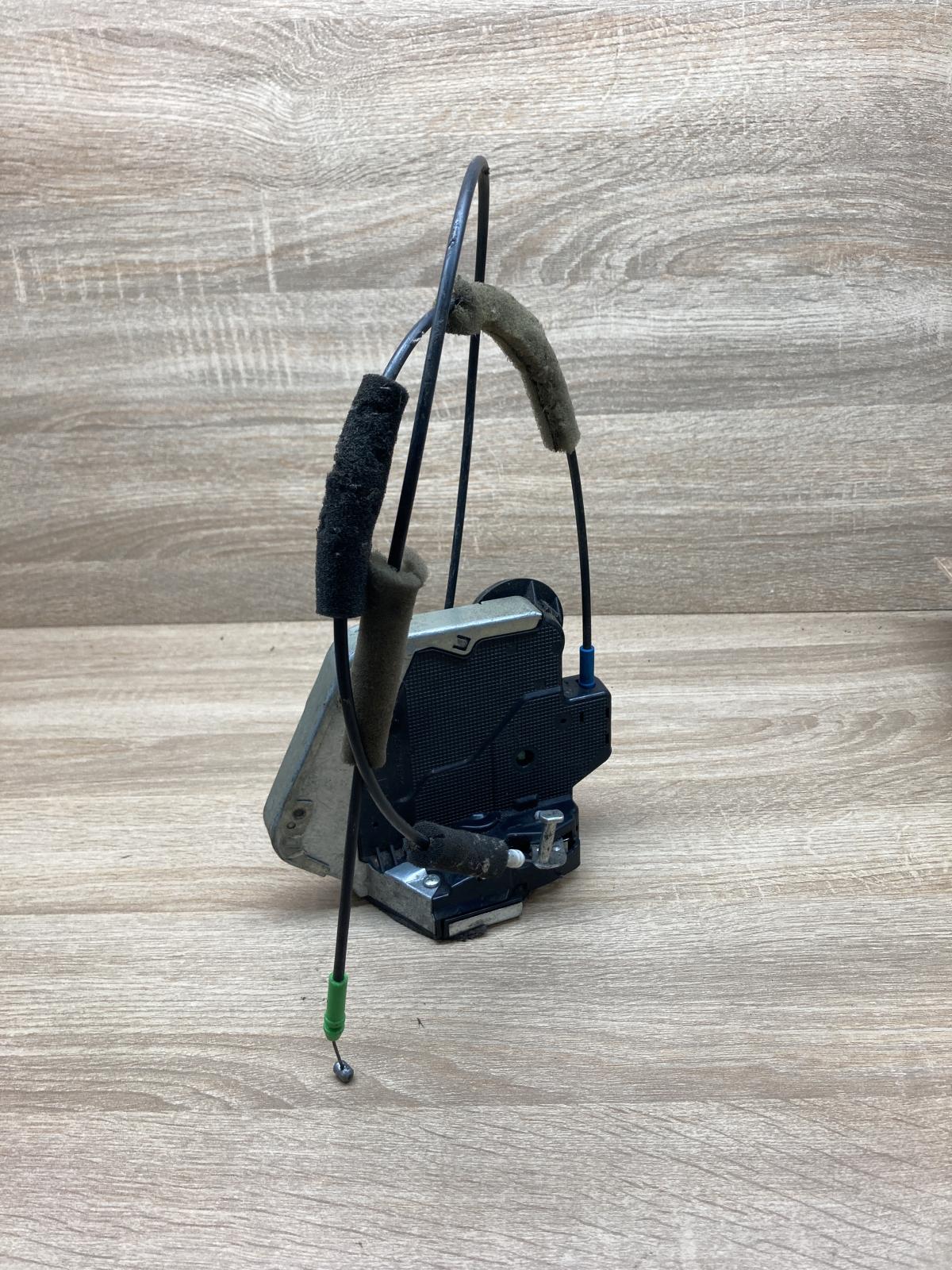6F0700 TOYOTA DOOR LOCK  Rear door lock Toyota Corolla Verso AR10